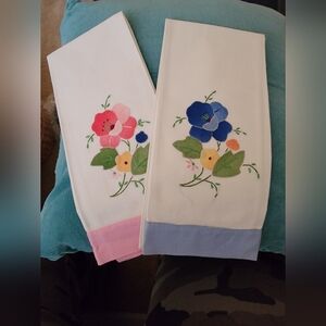 NWOT Pair Of Embroidered Cotton Tea Towels/Napkins